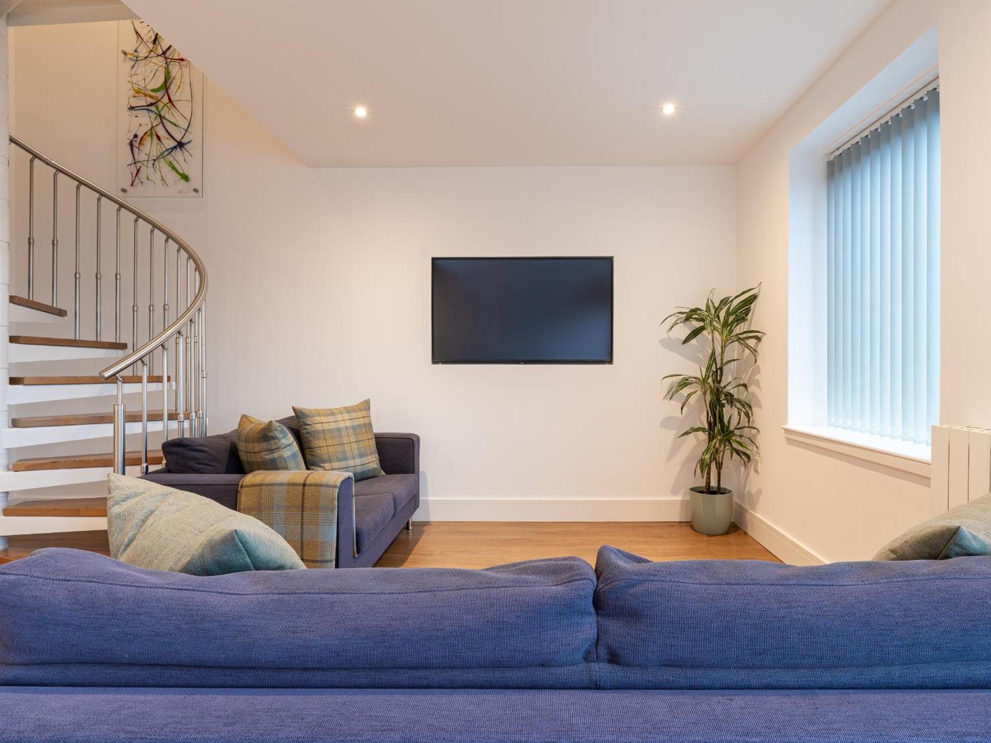 City Centre Apartment With Free Secure Underground Parking — Photos 1