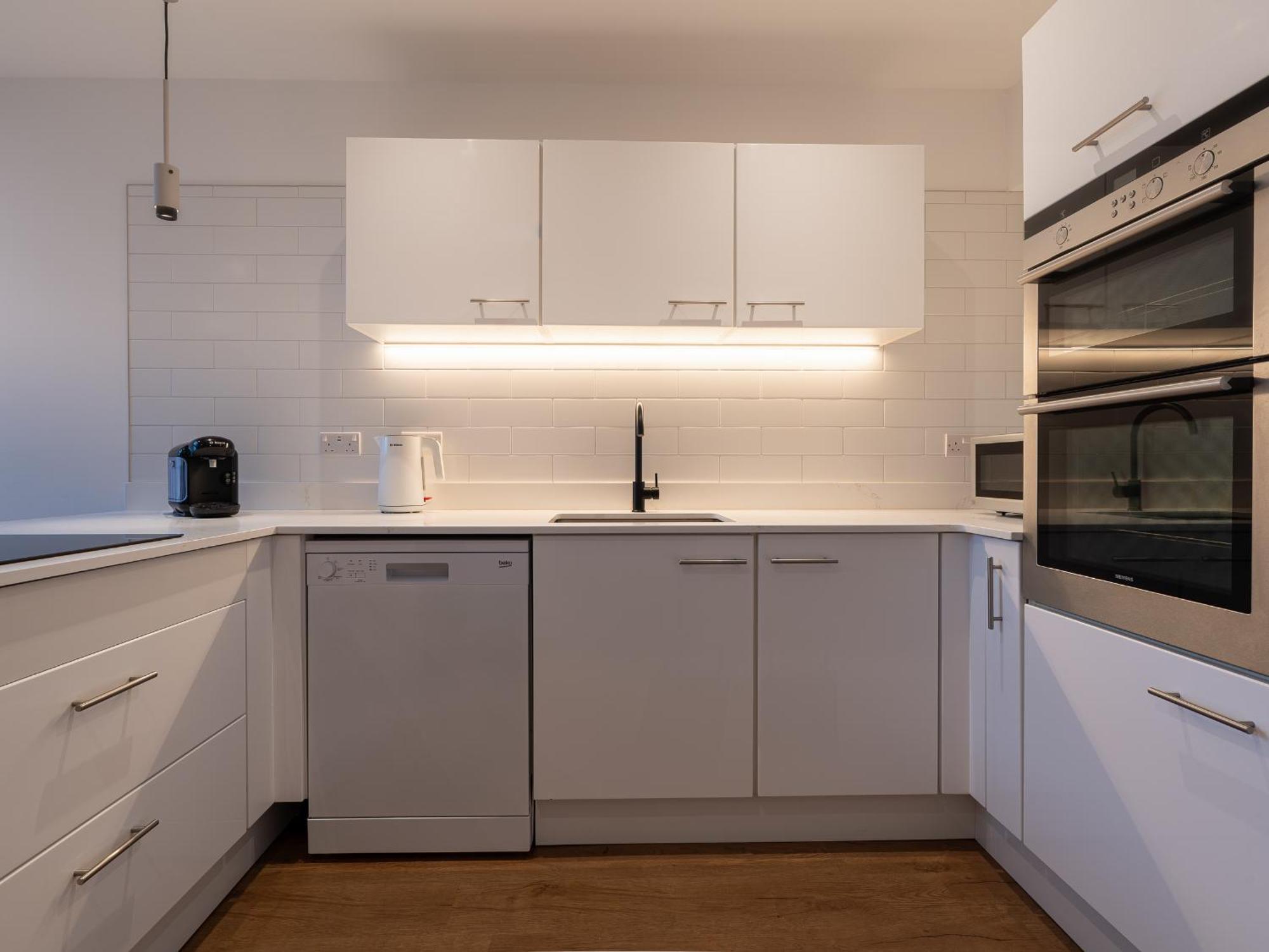 City Centre Apartment With Free Secure Underground Parking — Photos 2